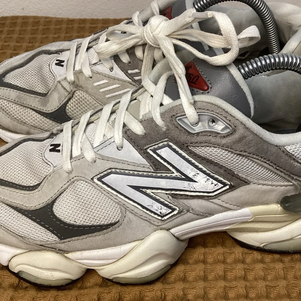New Balance 9060 Mens 8.5 Rain Cloud Grey Gray White Castle Rock Suede U9060GRY